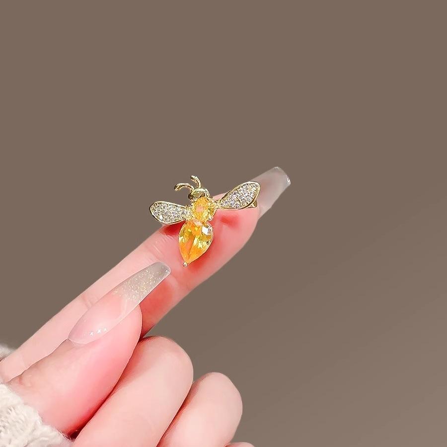 Zircon Bee Mini Brooch Female Cute Delicate Corsage Cardigan Neckline Accessories Summer Anti-light Buckle Pin