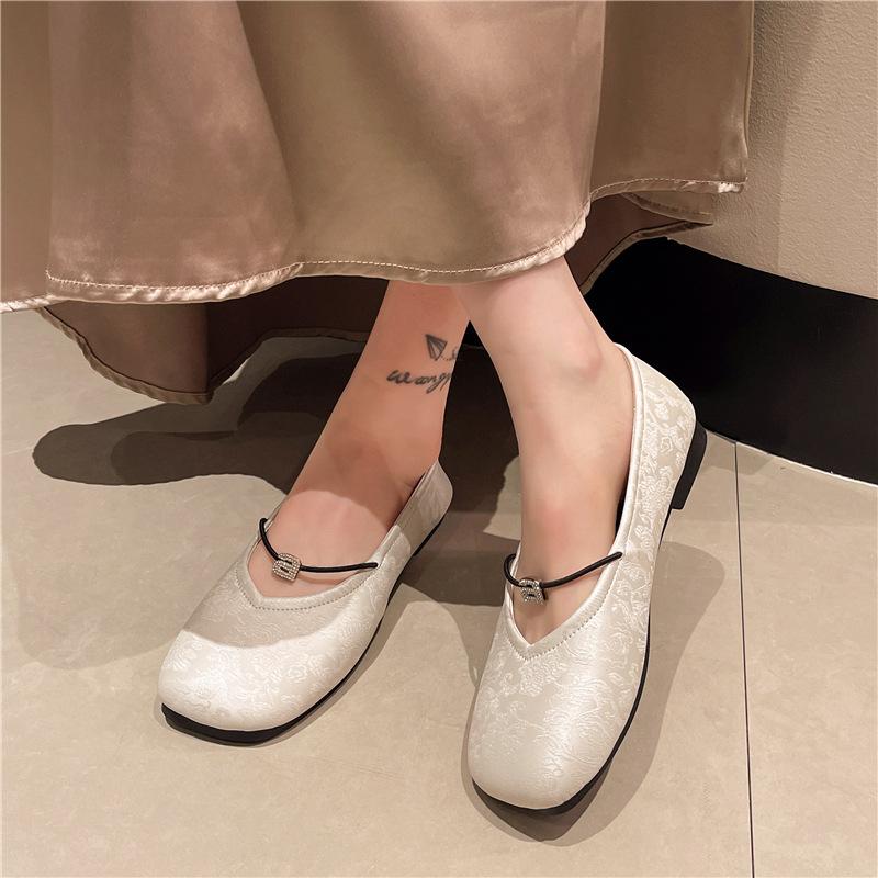 

New Chinese style light mouth single shoes women s versatile flat bottom with cheongsam skirt 2025 autumn new retro Mary Jane 40 жемчужина белый