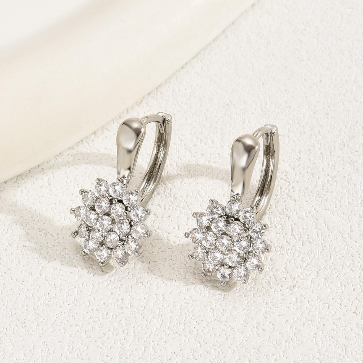 

Серьги с темпераментом легкой роскоши, женские серьги-пусеты с инкрустацией бриллиантами и цирконием в виде снежинок, универсальные, в стиле знаменитостей