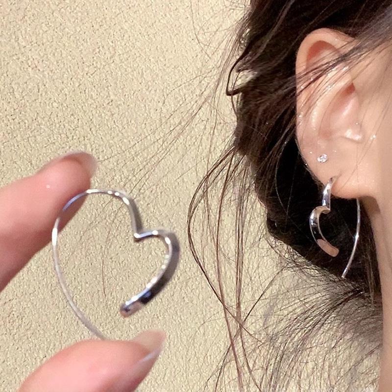 

Heart Earrings 2024: Cool, Stylish, and Versatile for Round Faces