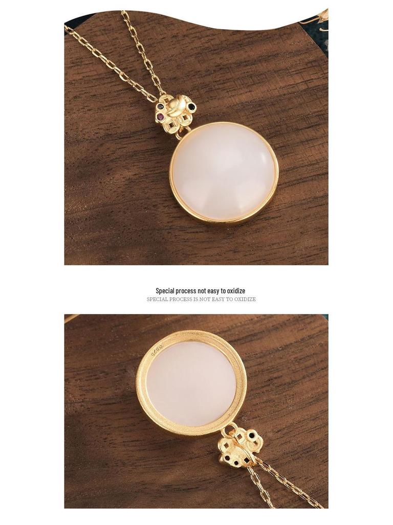 Pendentif Qian Duoduo Style Cour avec Jade Blanc Gras de Mouton Hetian et Collier en Cuivre Plaqué Or