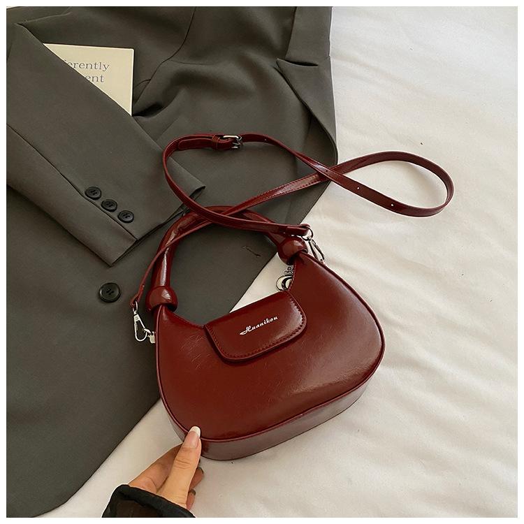 2025 New Fashion Crescent Moon Bag Women's Personality Simple Going Out Messenger Bag New Niche Portable Commuter Shoulder Bag