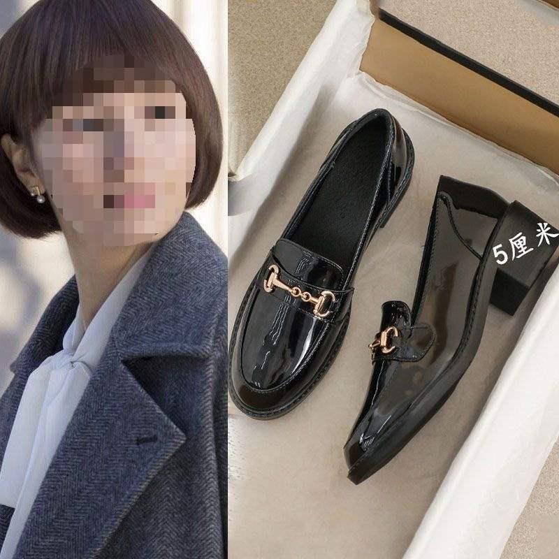 Mocasini de piele cu toc mediu pentru femei: Negru, căptușit cu lână, care adaugă înălțime, pentru primăvara și toamna 2025.