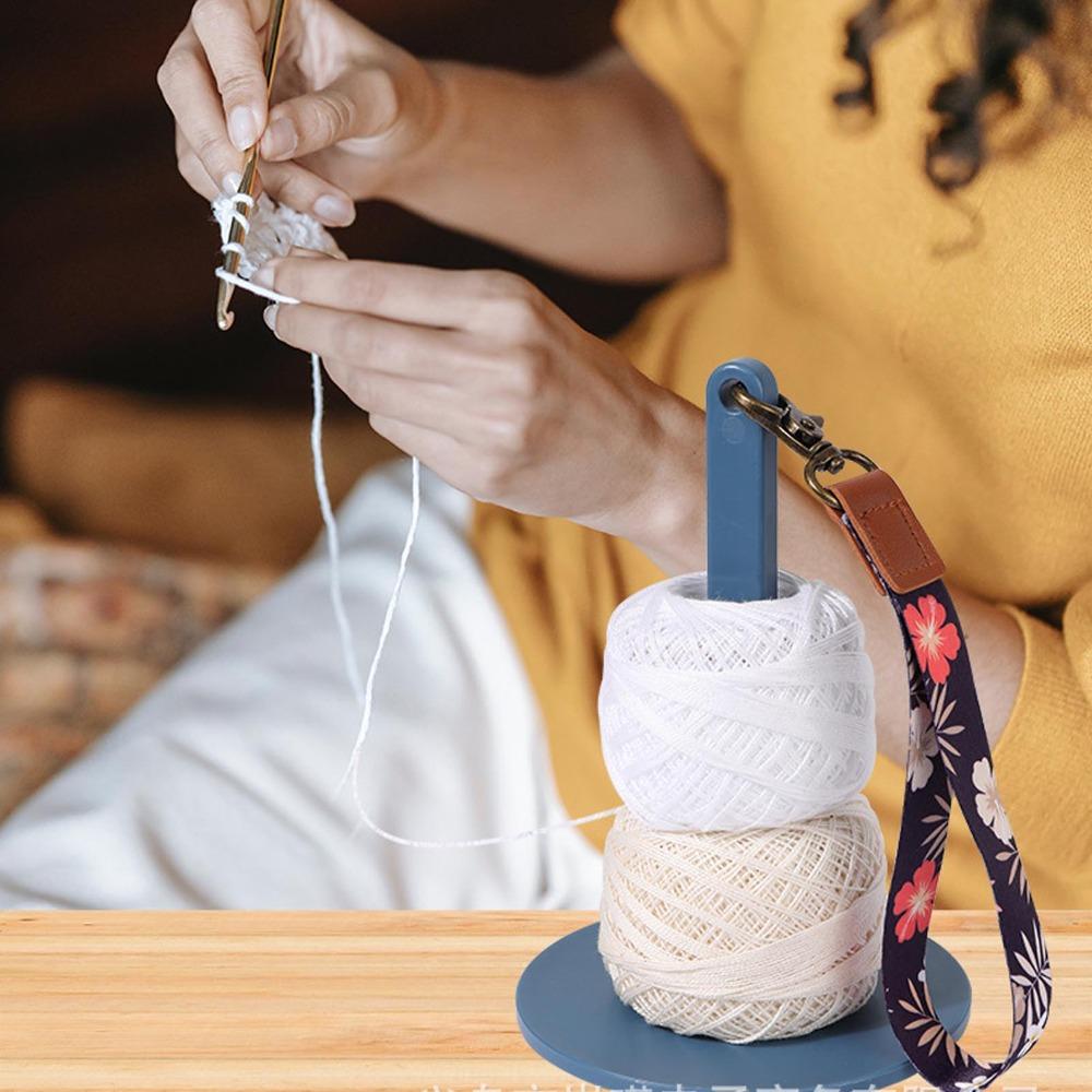 Plastic Material Wrist Yarn Holder Adjustable Strap Tangle-Free Design Yarn Ball Spinner Portable Yarn Holder For Home Use