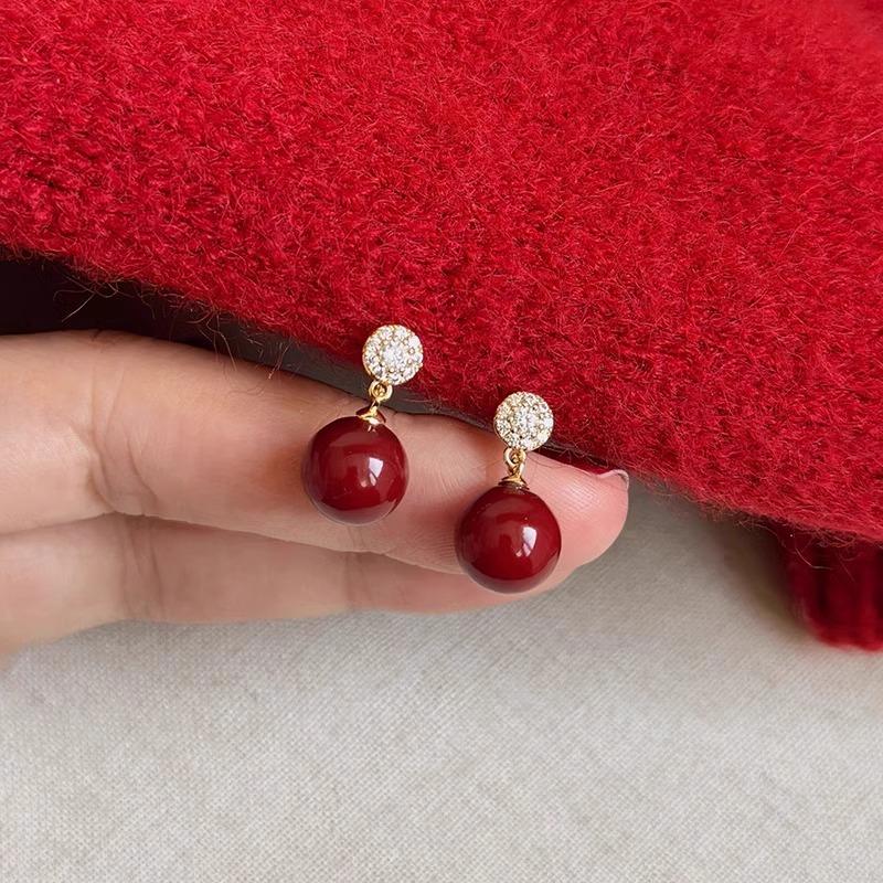 Simple Yet Elegant Pearl Earrings with A Touch of Sophistication. Luxurious Yet Niche, Featuring Tiny Inlaid Zirconia Stones.