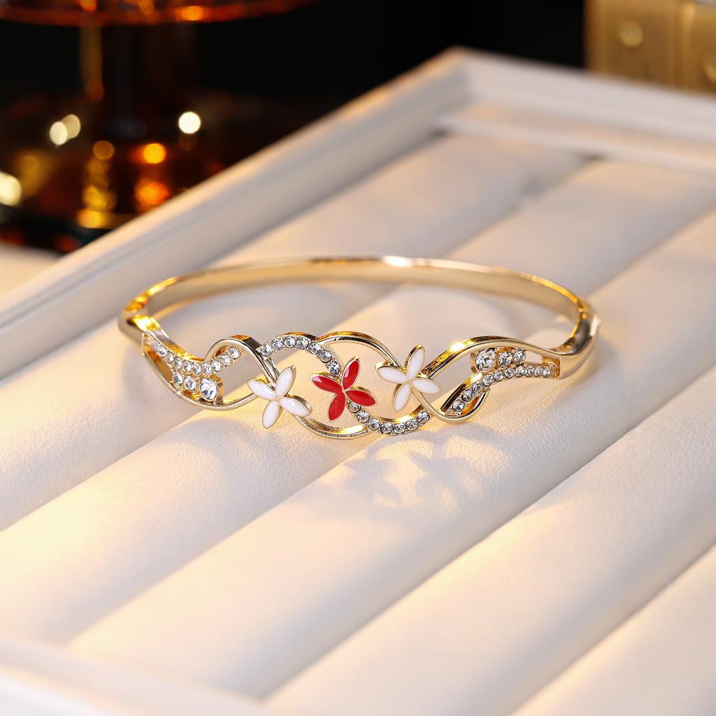 Romantic and Timeless Four-leaf Flower Hollow Women’s Bracelet
