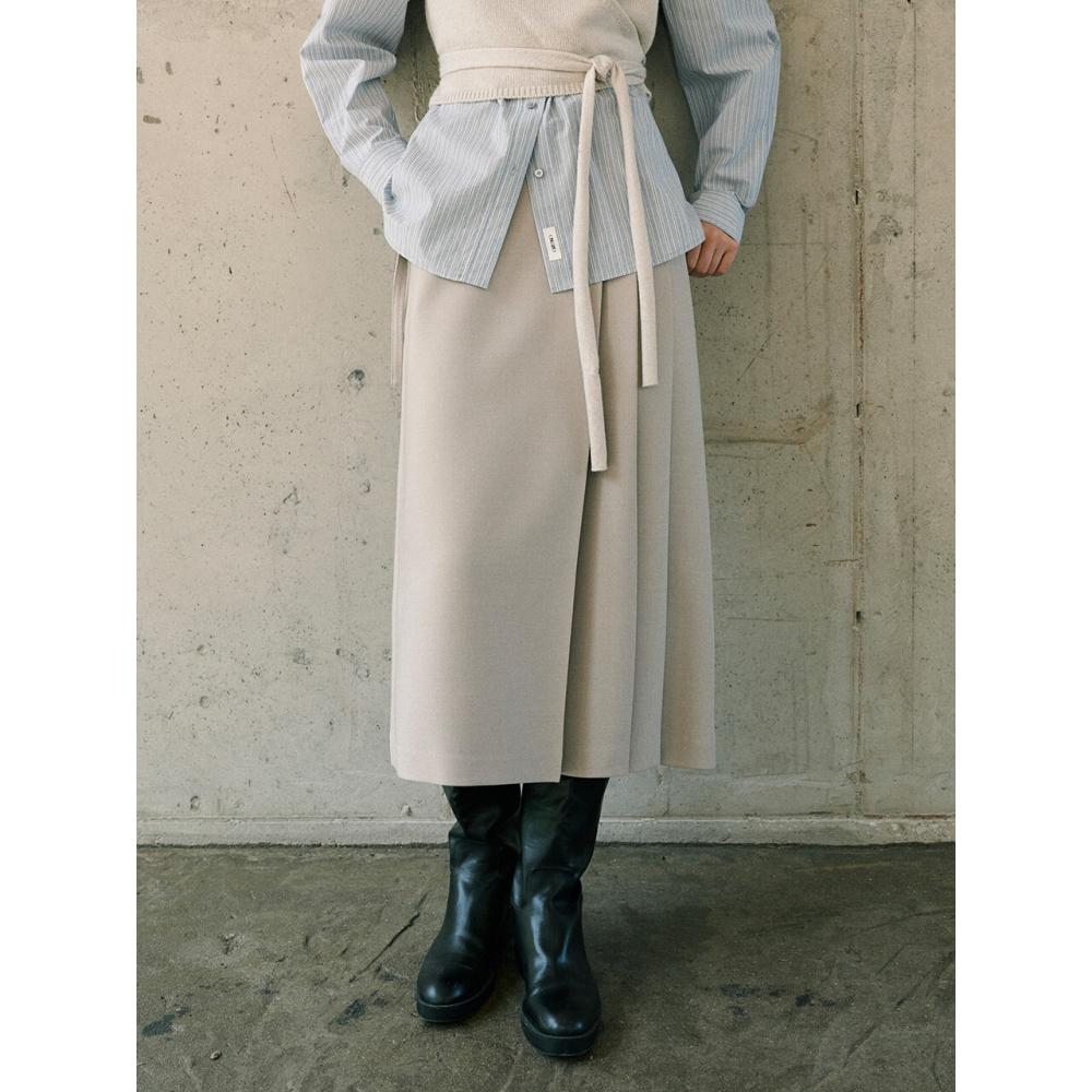 

На юбке с несбалансированными складками New4as819 SAND BEIGE55