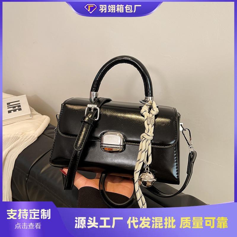Niche design simple bag women's new fashion popular shoulder messenger bag hand carry small square bag