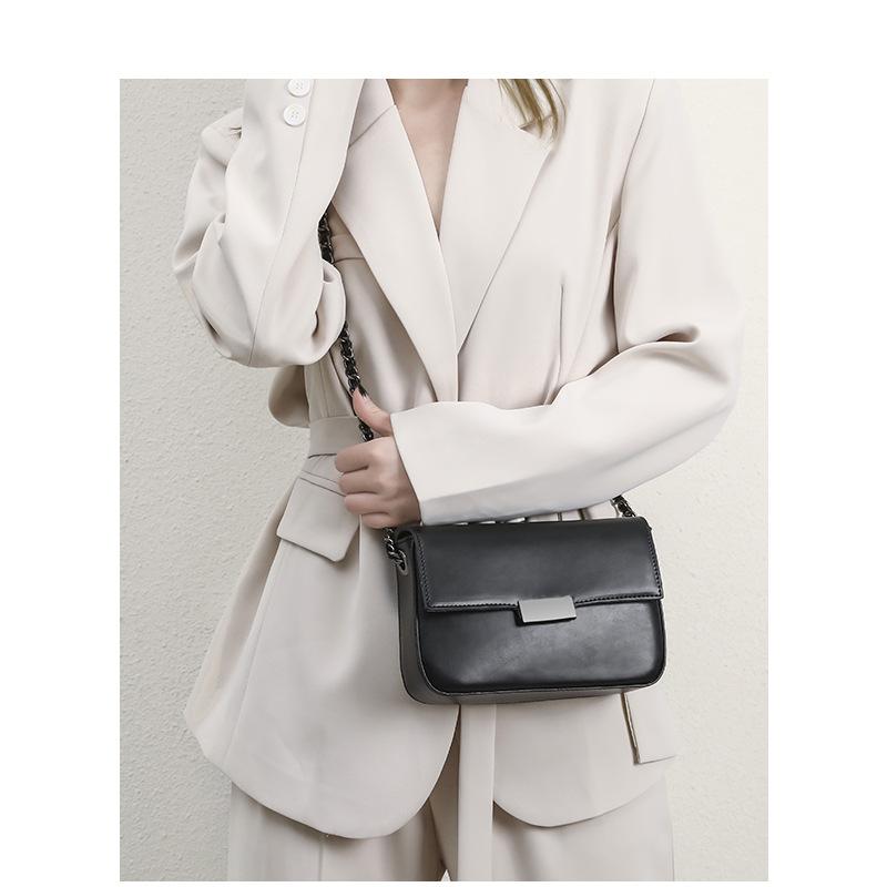 Umhängetasche aus Leder mit Kette für Frühling und Sommer, Damentasche im Nischendesign, vielseitige Ein-Schulter-Tasche, modische und trendige kleine quadratische Tasche