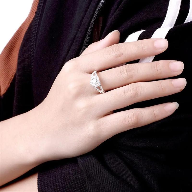 2025 Hübsche 925 Silberfarbe Kristall romantisches Herz Diamantringe Für Frauen Mode Party Geschenke Luxus Hochzeitsaccessoires Schmuck