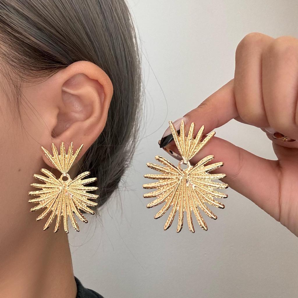 European & American Stylish Irregular Flower Stud Earrings for Women's Elegant Personality
