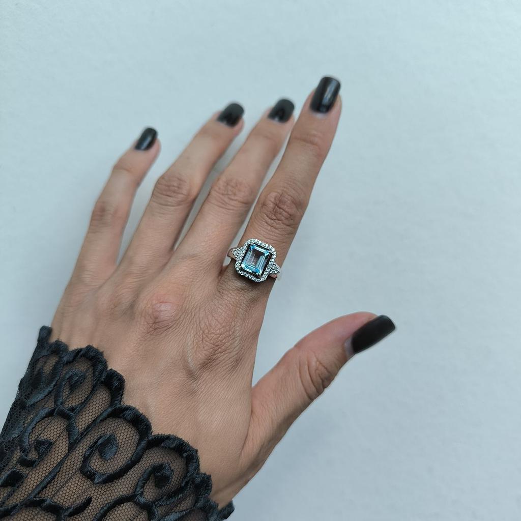 Silver Ring with Natural Topaz 3.232ct, Item Weight 3.82 G (2188315)
