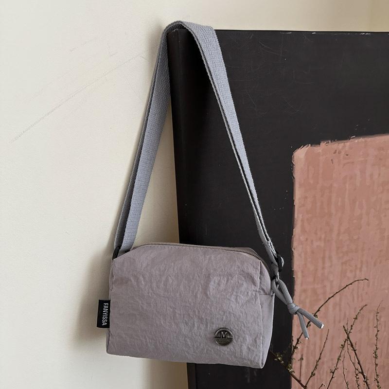 

Green casual simple wide shoulder strap cylindrical bag messenger bag women s 2025 new trendy fashion versatile small bag серый