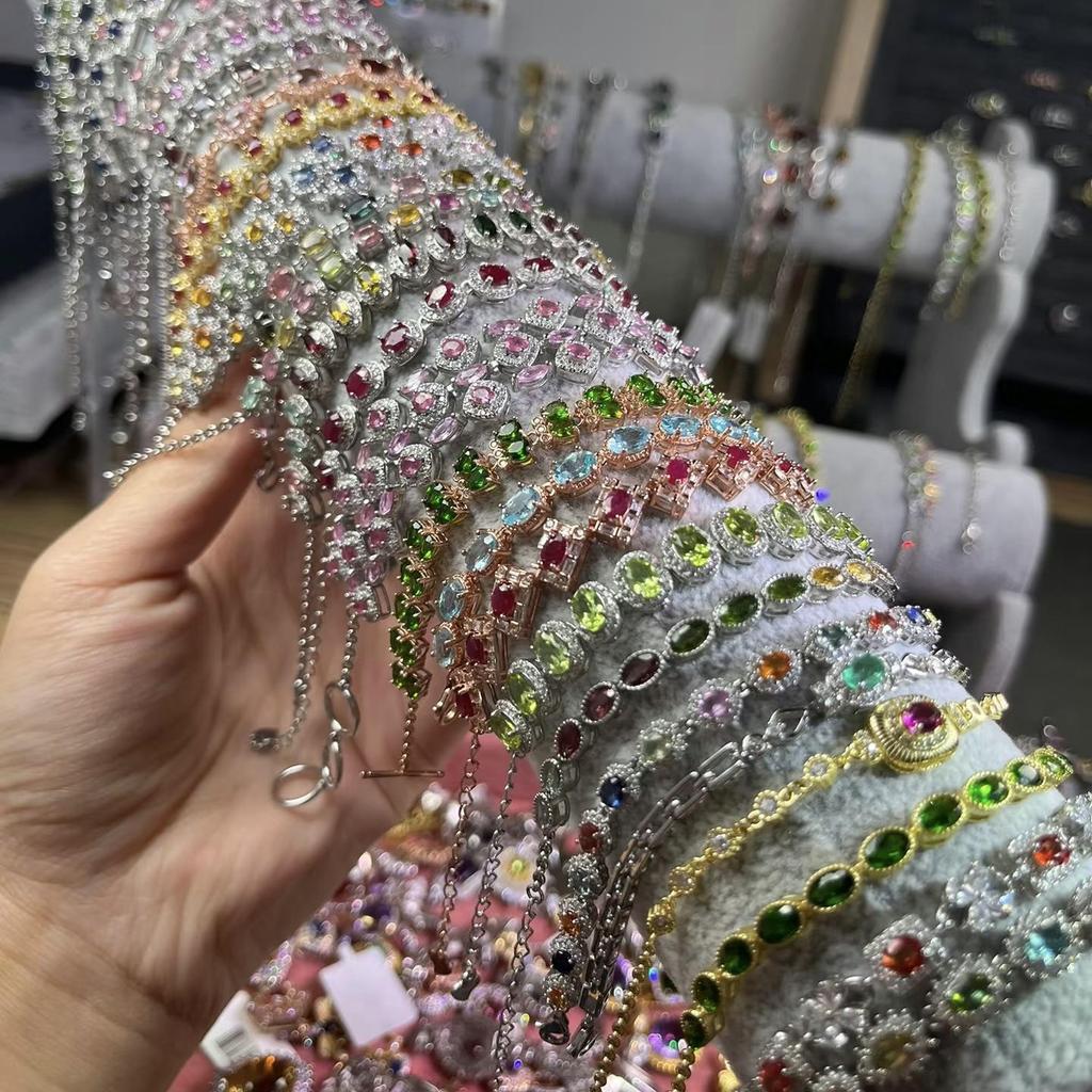 Bracciale Geometrico in Zirconi di Lusso Raffinato: Design Colorato e Versatile