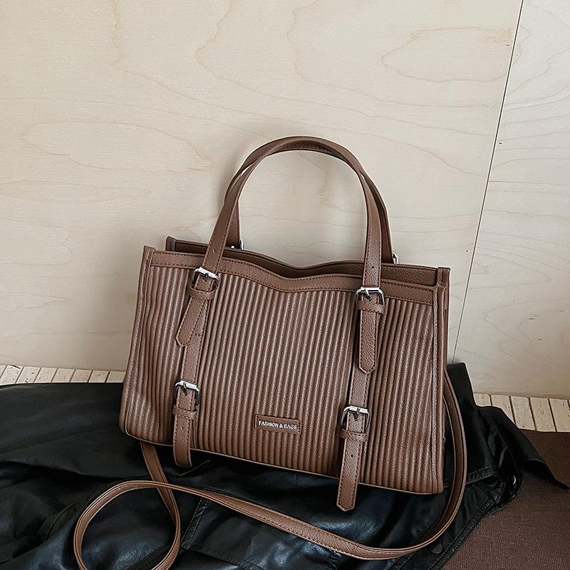 

High-end Boston Bag - Single Shoulder Strap, Crossbody, and Tote Design кавовий