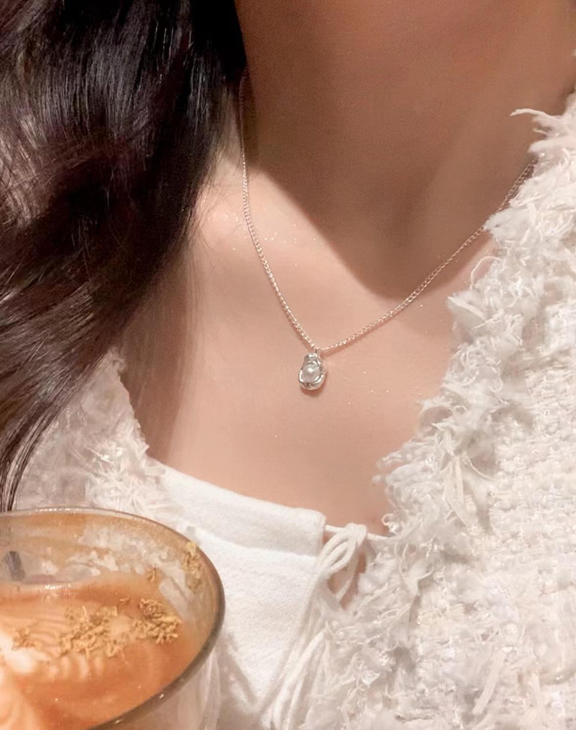 

Женское ожерелье на ключицу с подвеской из жемчуга 2025 года — универсальный, стильный дизайн Conch Pearl Necklace серебряный