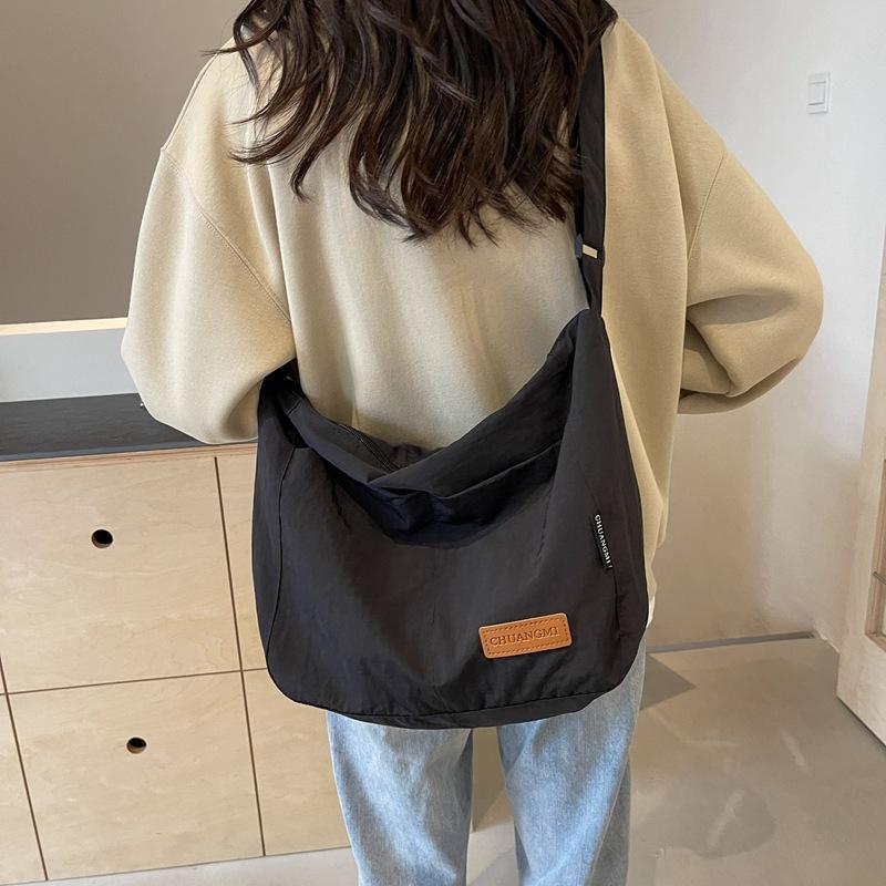 New simple and fashionable large-capacity Japanese solid color shoulder bag versatile casual trend lazy wind messenger bag