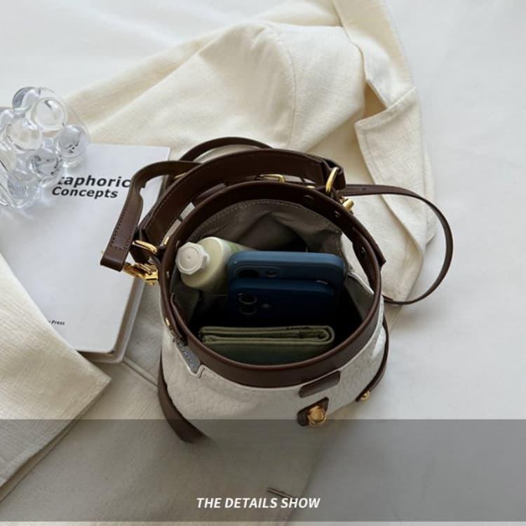Retro Semi-round Soft Leather Rivet Corner Commuting Niche Texture Handbag