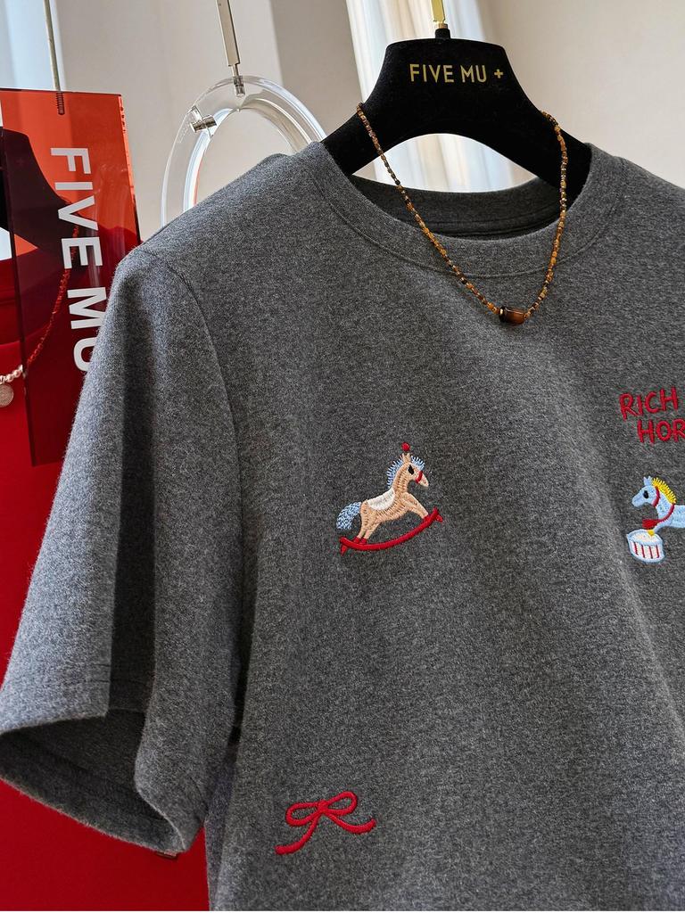 Women's Gray Pony Print Short-Sleeve T-shirt: 2026 Early Spring Slimming Loose Fit