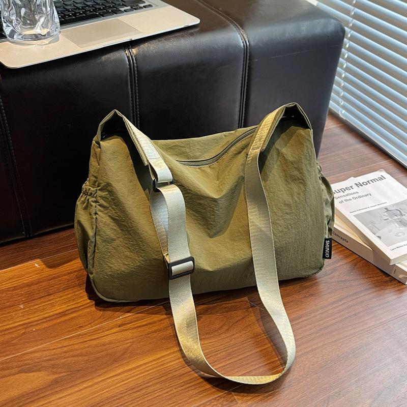 

Lazy wind messenger bag men s large capacity trend lightweight satchel student commuter messenger bag women s sports shoulder bag зелений