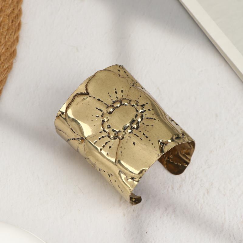 

Floral Wide Bangle for Women Exaggerated Vintage Open Cuff Bracelet Retro Accessory for Office Party Looks золотой