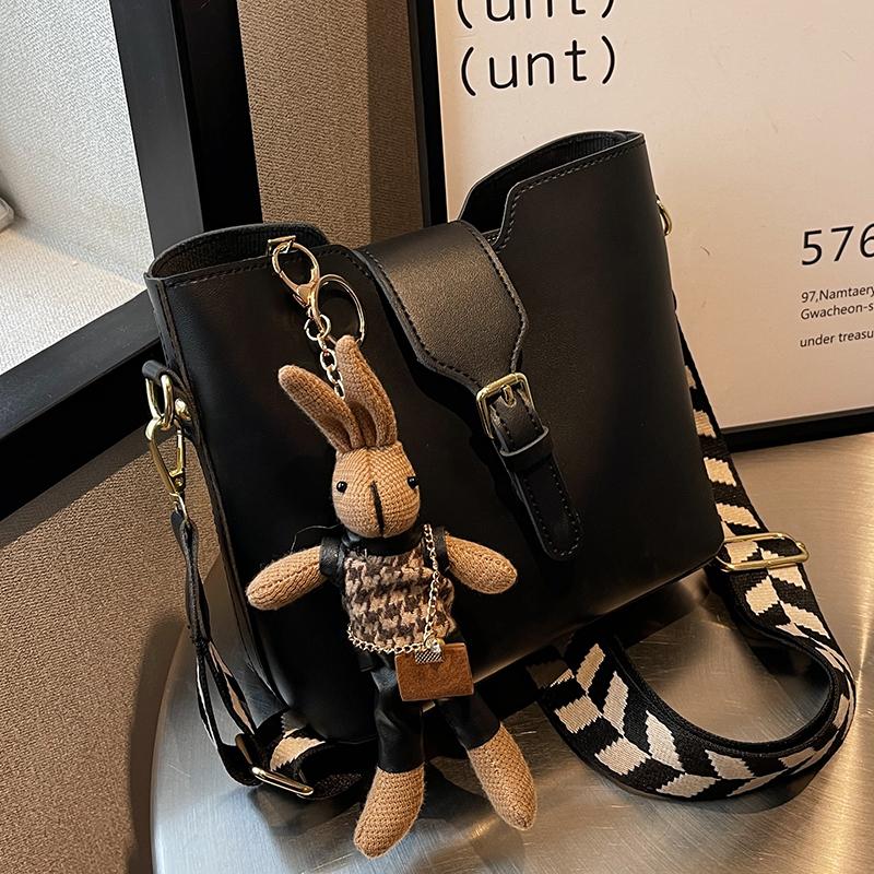 Damentaschen 2024 Herbst und Winter Neue High-End-Mode Breitband-Umhängetasche Beliebte Online-Beuteltasche