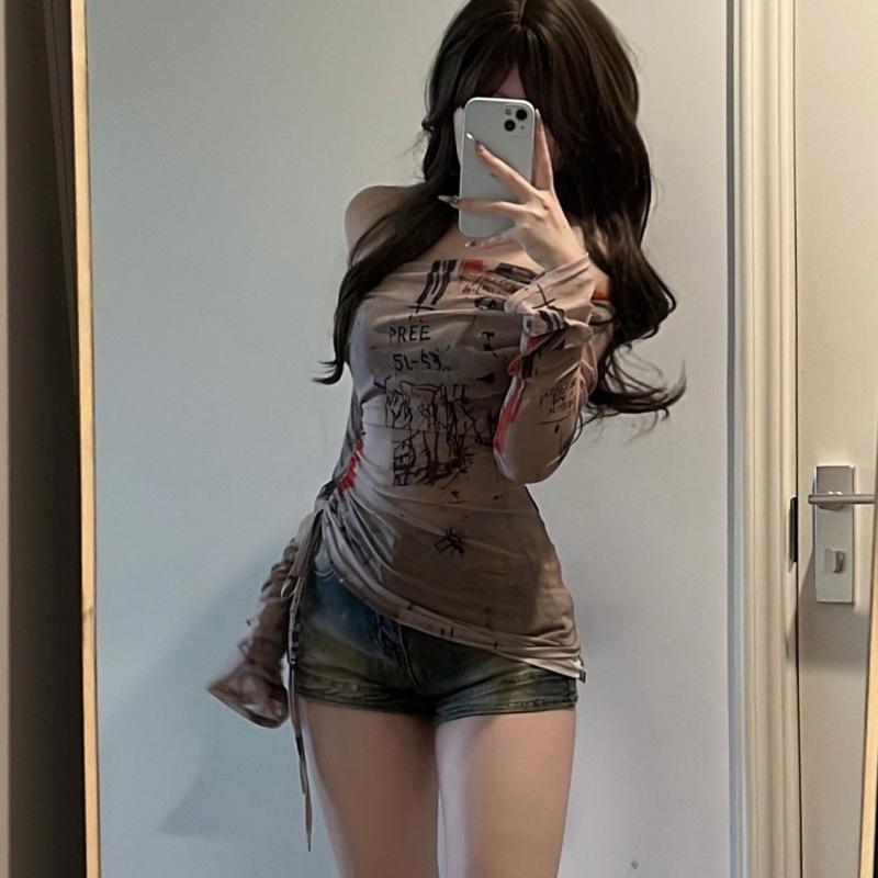 Koszulka z długim rękawem w stylu Spicy Girl z odkrytym ramieniem, damska, cienka siateczka, nadruk graffiti, nieregularny top ze ściągaczem