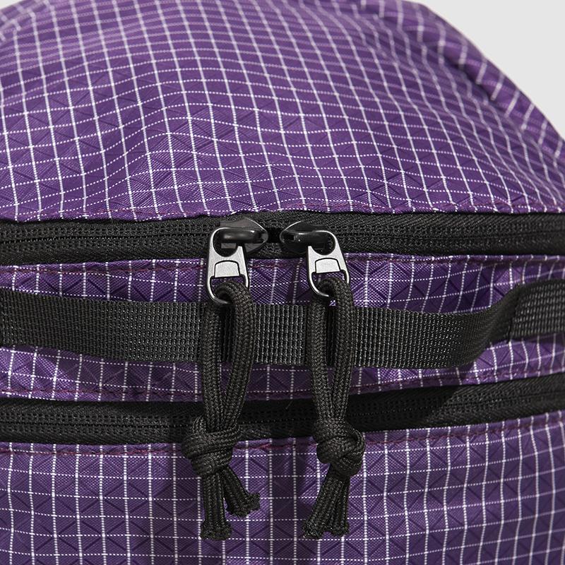 Leichter Rucksack mit Gittermuster für Damen und Herren mit mehreren Fächern – kompakter Alltagsrucksack für Schule und Stadtverkehr