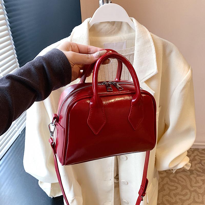 

New trendy street shot portable shoulder messenger locomotive women s bag