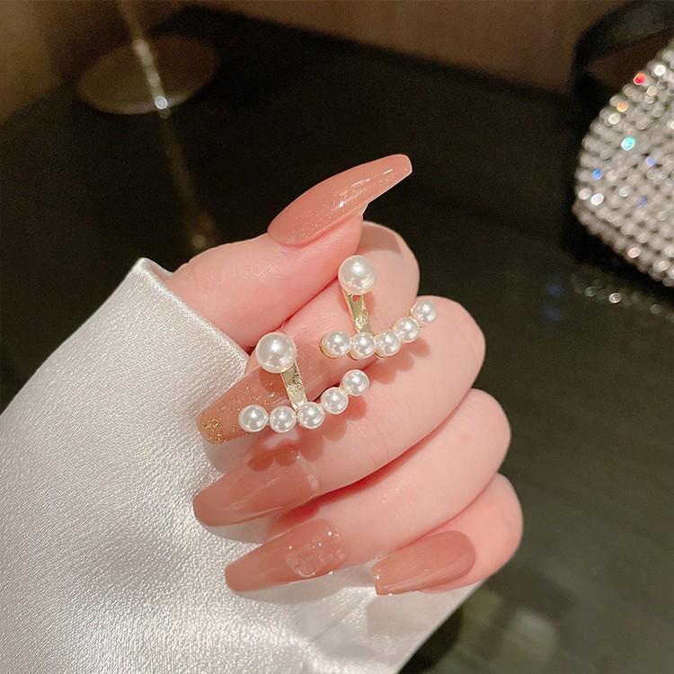 Boucles d'oreilles tendance haut de gamme en argent, cristal et perle 2023: Déclaration Exquise, Luxe Léger pour Femmes