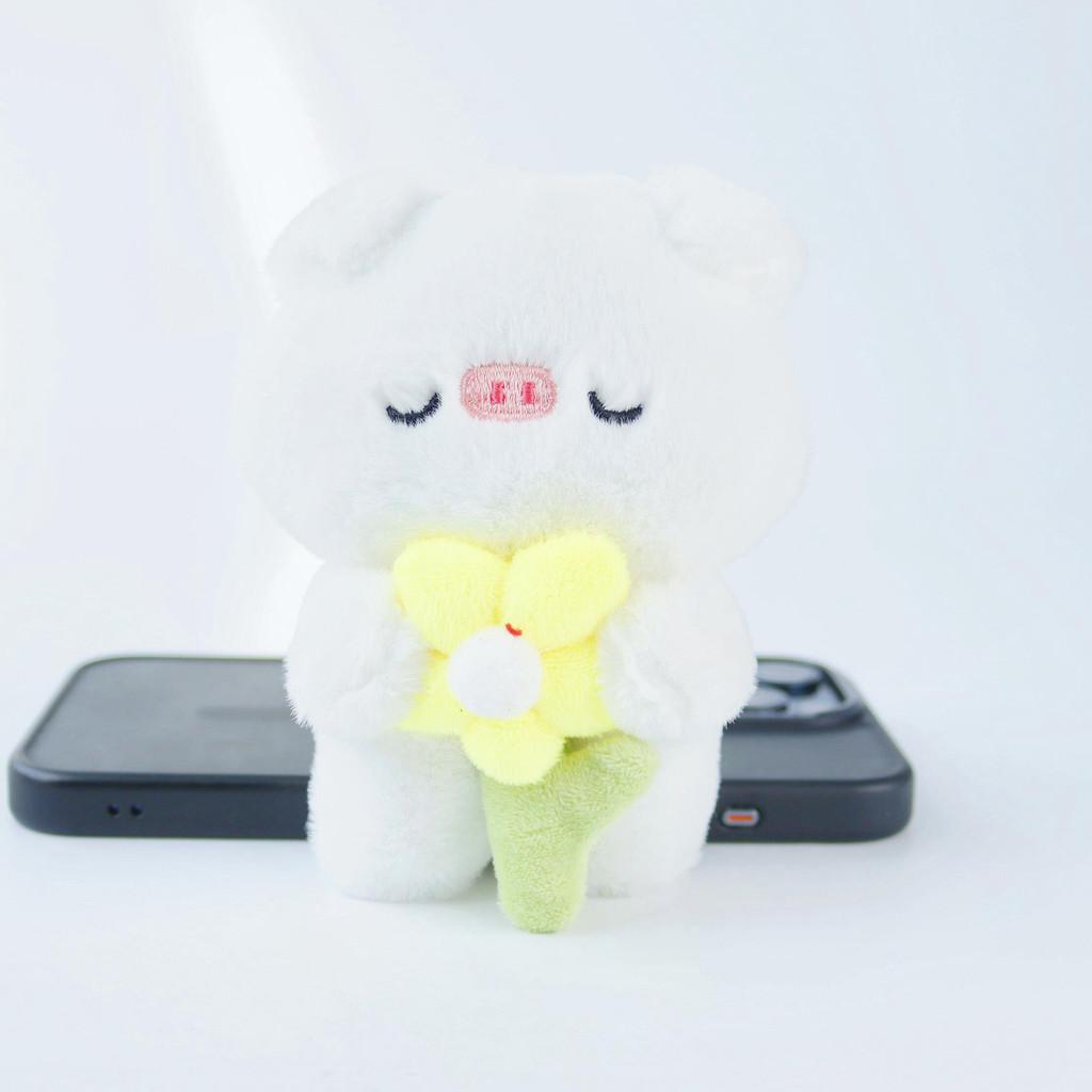 

Plush Pig Keychain With Flower Holding Design For Bag Decoration And Collectors білий
