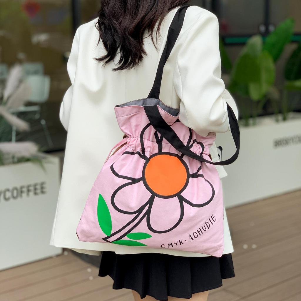 Floral Print Canvas Shoulder Handbag: Trendy Pleated Drawstring Design for Women