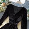 Štýlové nové retro zamatové minišaty na chrbte, jesenné šaty s výstrihom do V, svetlé hodvábne šaty
