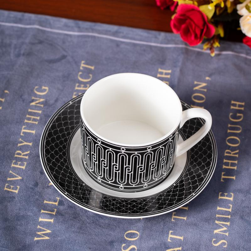Luxury Bone China Coffee Cup Set European Retro Tea Cups with Sauce Dishes Elegant Home Office Gift for British Afternoon Tea