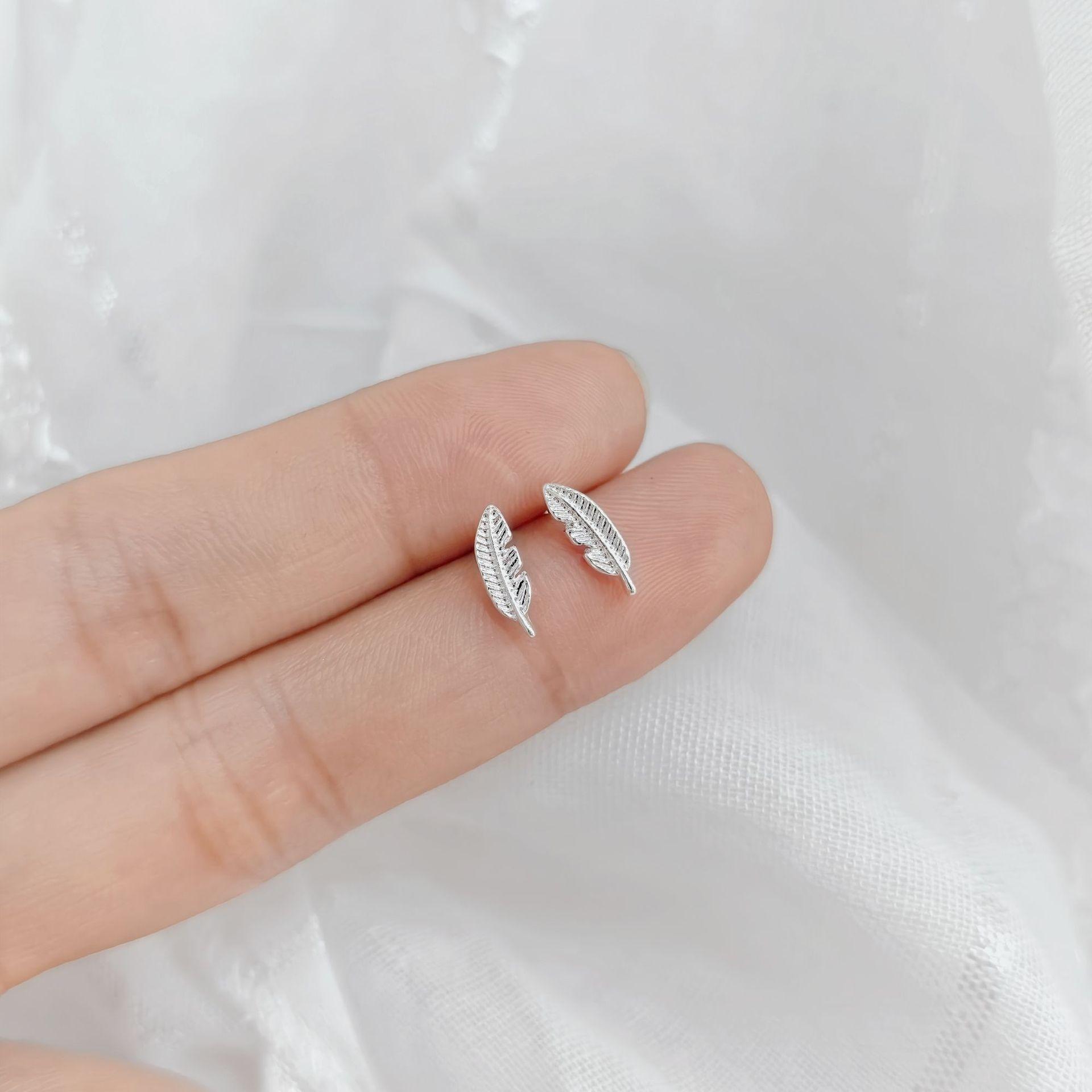 

Feather Shaped Stud Earrings Minimalist Design Lightweight Metal Material Hypoallergenic Suitable for Everyday Wear and Special Occasions One Size