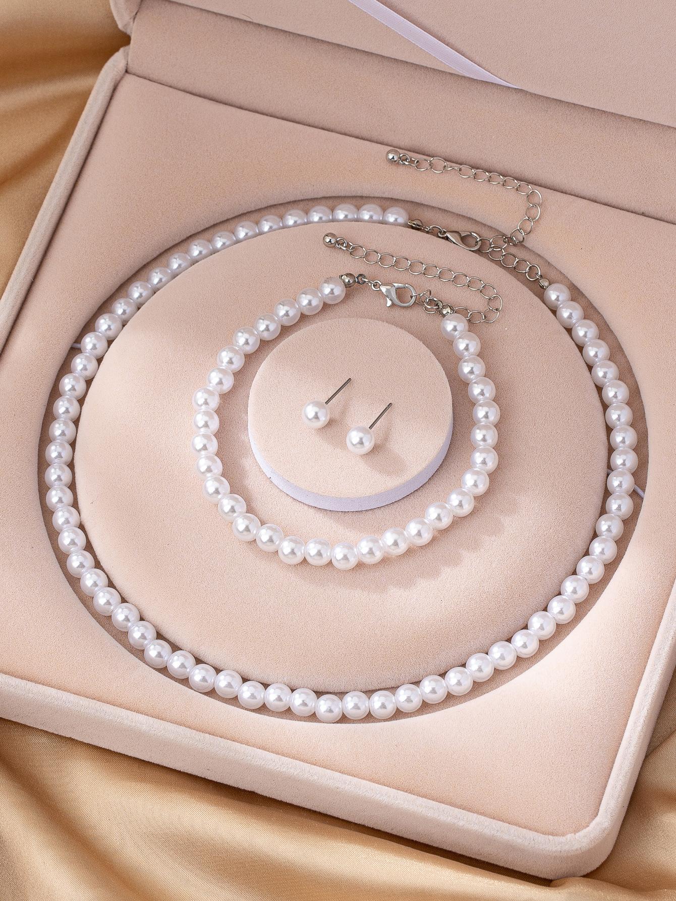 Комплект из трех предметов: ожерелье из искусственного жемчуга, браслет, серьги-пусеты. Модный женский жемчужный набор.