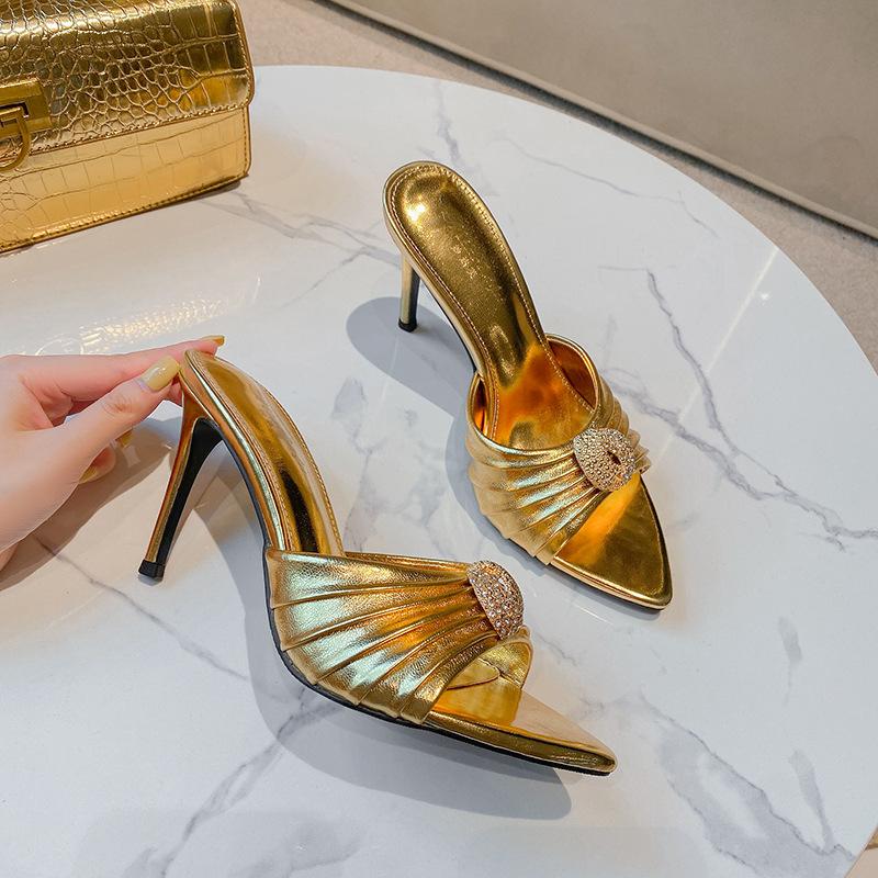2025 Sommer neue Lackleder spitze Strass Metall Schnalle plissierte High Heels dünne Absätze tragen Zehenfrei coole Slipper Frauen