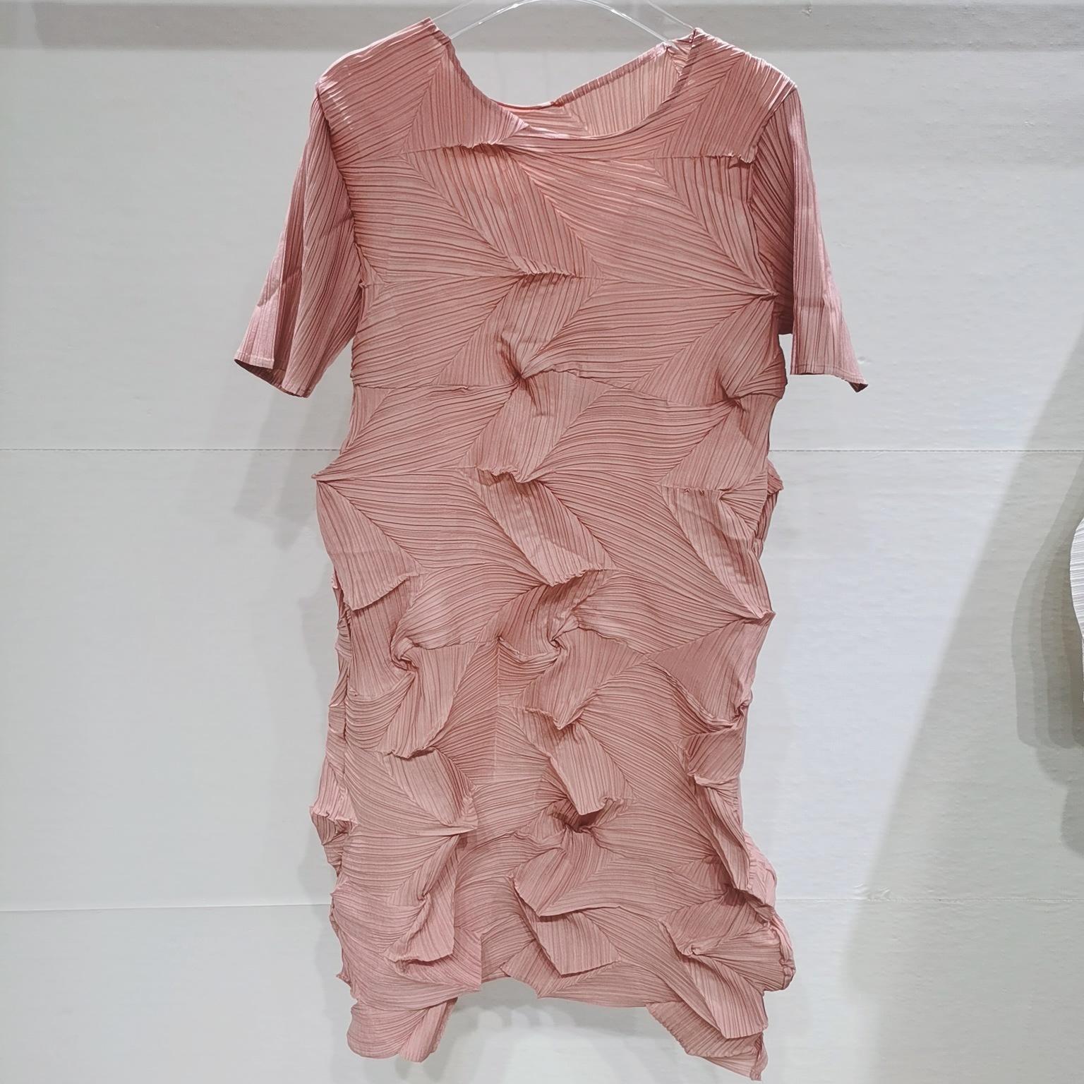 

Плиссированное платье, женское ромбовидное однотонное элегантное платье с коротким рукавом и круглым воротником, повседневный стиль, прямая летняя модная одежда One size розовый