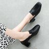 Damen, die im Frühling und Herbst quadratische High-Heel-Single-Schuhe aus weichem Leder und im Sommer weiße Loafer tragen