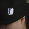 Alrededores de Ataque a los Titanes, insignia de anime, cuerpo de investigación blanco y negro, emblema de las Alas de la Libertad, broche de aleación