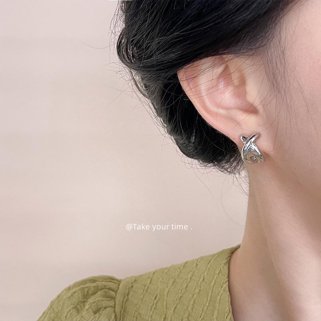 Fashion texture sense European and American style cross earrings design sense personality versatile curved fishtail high sense earrings