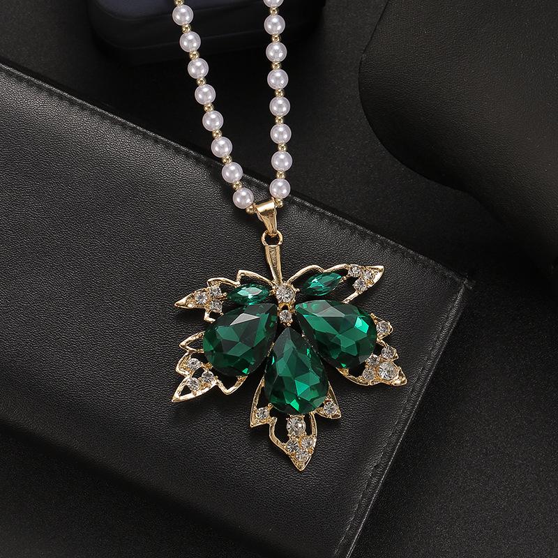 Korean Fashion Flower Sweater Chain Necklace - Autumn/Winter Women's High-End Cat's Eye Camellia Pendant.