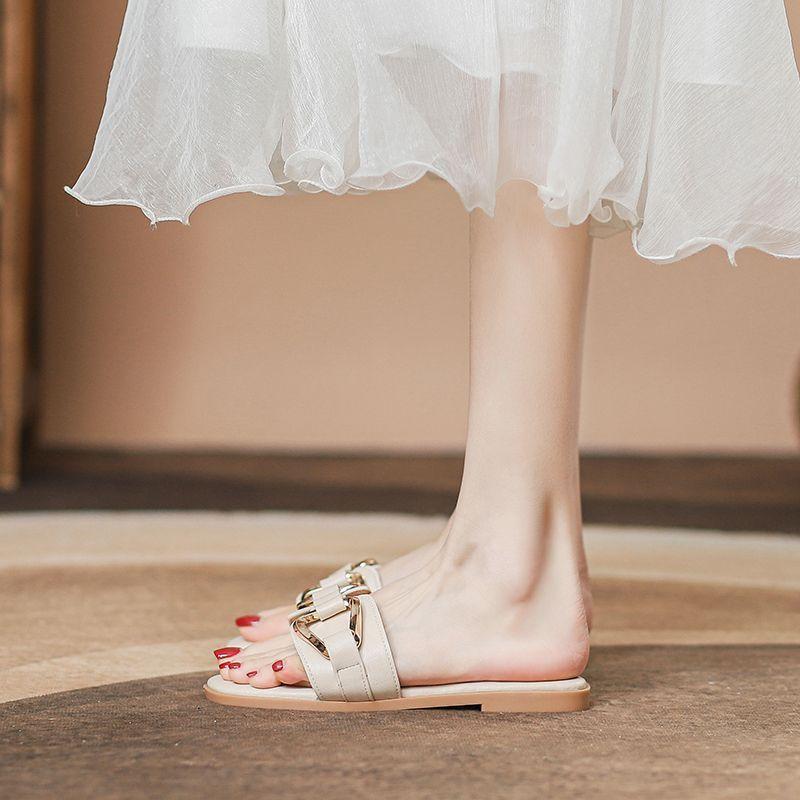 Flat-bottomed slippers women's summer wear 2025 new fashionable versatile soft-soled sandals large-size beach shoes