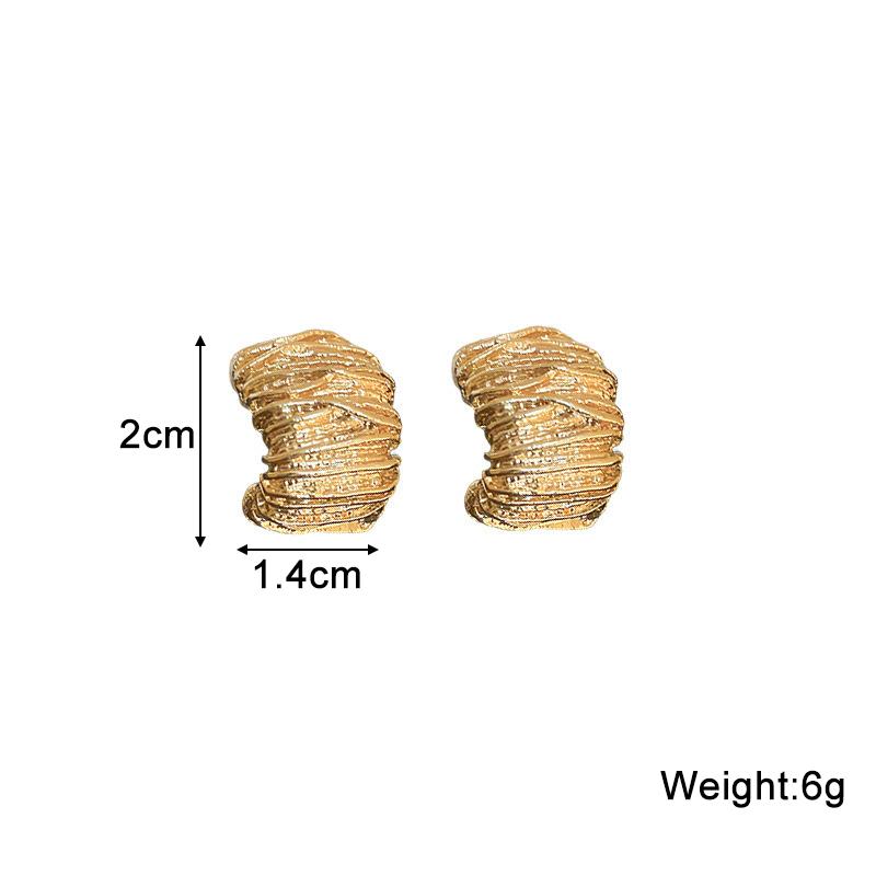 2025 Retro Gefaltete Damen Stecker Ohrringe Goldfarbe C-förmige Kupferfarbe Metall Geometrie Statement Kleine Ohrringe Mode Zirkon
