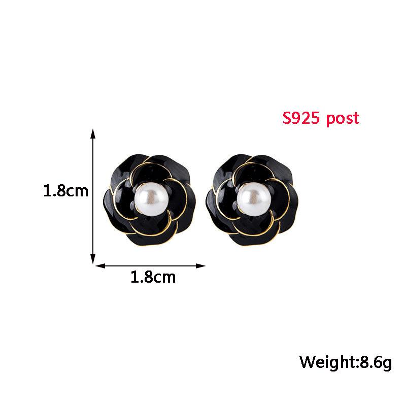 Chic Flower Women's Stud Earrings Simulated Pearl Middle Retro Ear Decoration Black White Petals Earrings Luxury Wedding Jewelry