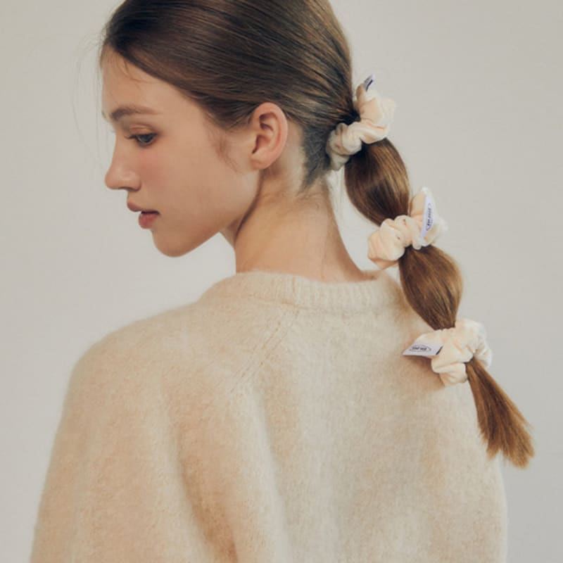 Mellotory Mini Velvet Scrunchie (cream)