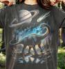 Brachiosaurus Dinosaurier Prähistorischer Weltraum Saturn Planet Galaxie Comfort Colors® T-Shirt, Nebel Komet Natur Tierwelt Alte Erde T-Shirts,