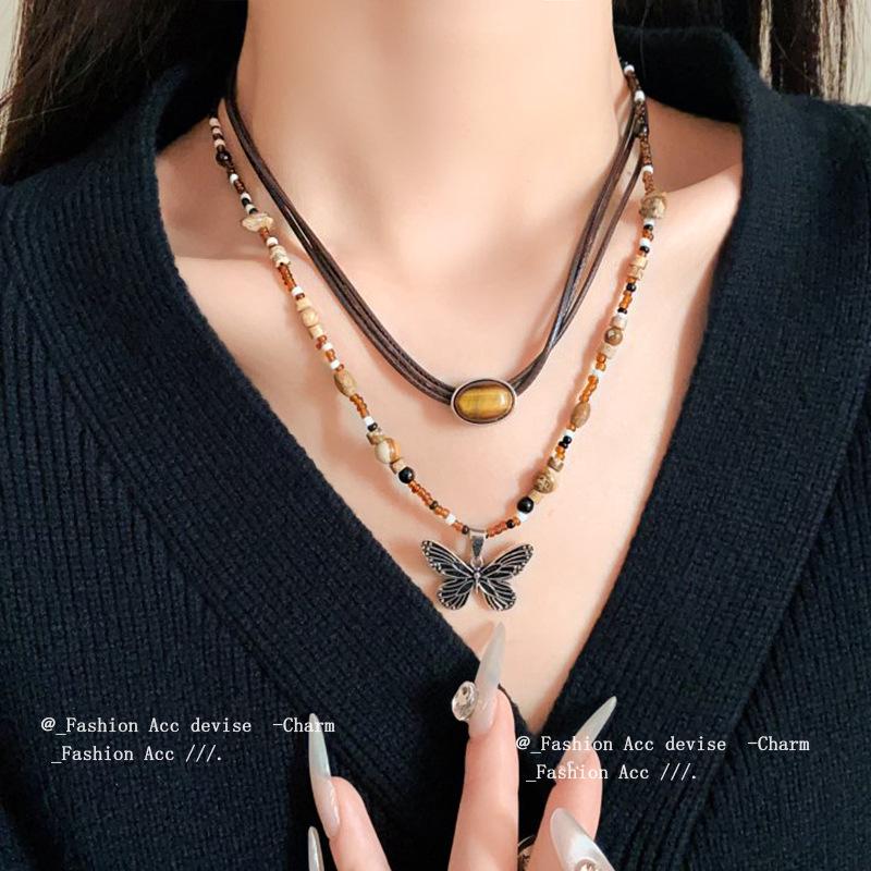 

Chinese-Style Stone Butterfly Necklace: Ethnic Retro Pendant on Clavicle Chain