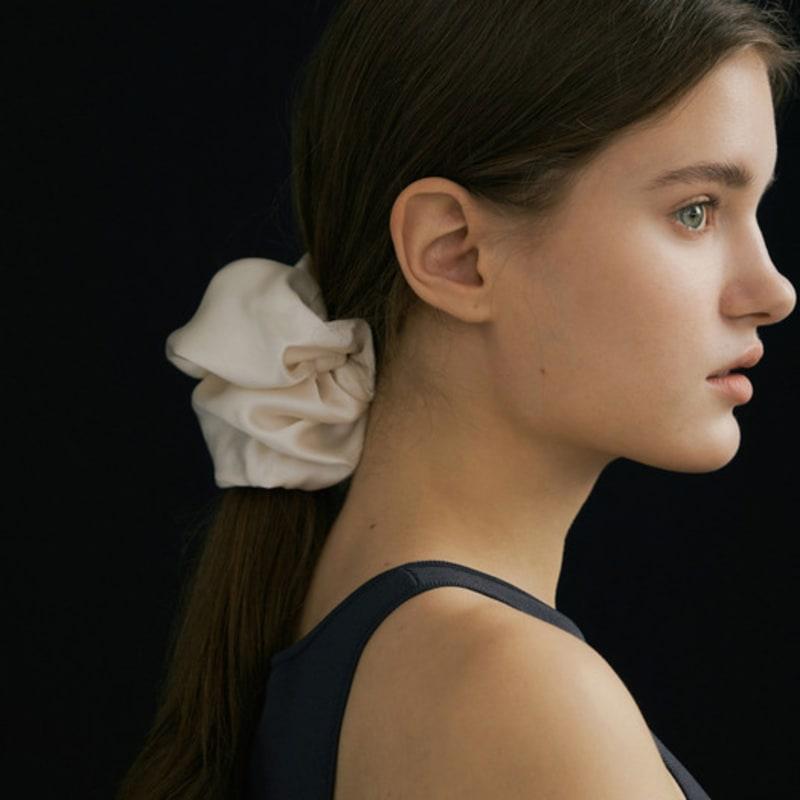 AVVINA PELLE Silk Scrunchie (L) - Cream