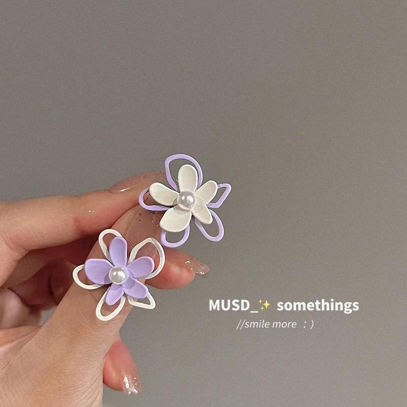 Sweet and cool girl~ Light luxury high-end butterfly earrings New year's trendy cold wind sweet stud earrings and ear jewelry